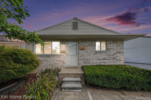 28614 Block St, Garden City, MI, 48135-2429 | Card Image