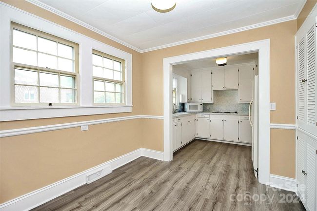 Kitchen sitting area | Image 11