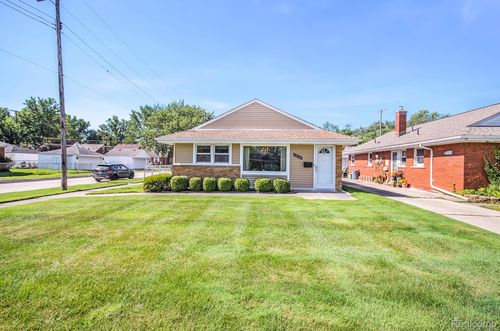 20456 Lennon St, Harper Woods, MI, 48225-1472 | Card Image