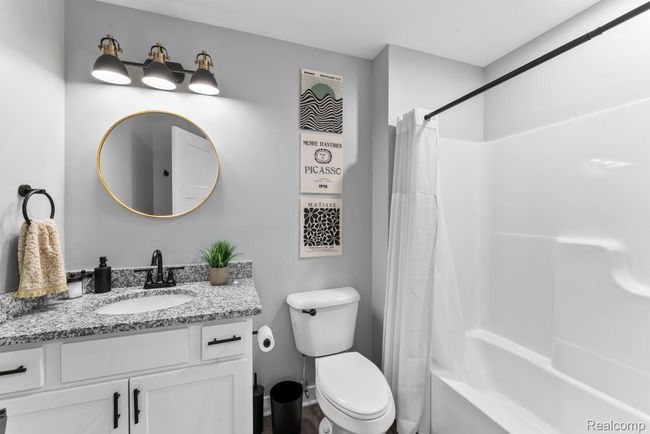 Second level full bath | Image 30