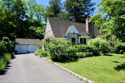 18 Cedar Dr, Huntington, NY, 11743-7102 | Card Image