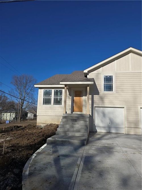 514 W Lawrence St, Spring Hill, KS, 66083-9150 | Card Image