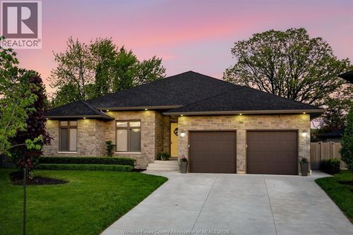 266 Xavier Cir, Windsor, ON, N8N0J3 | Card Image