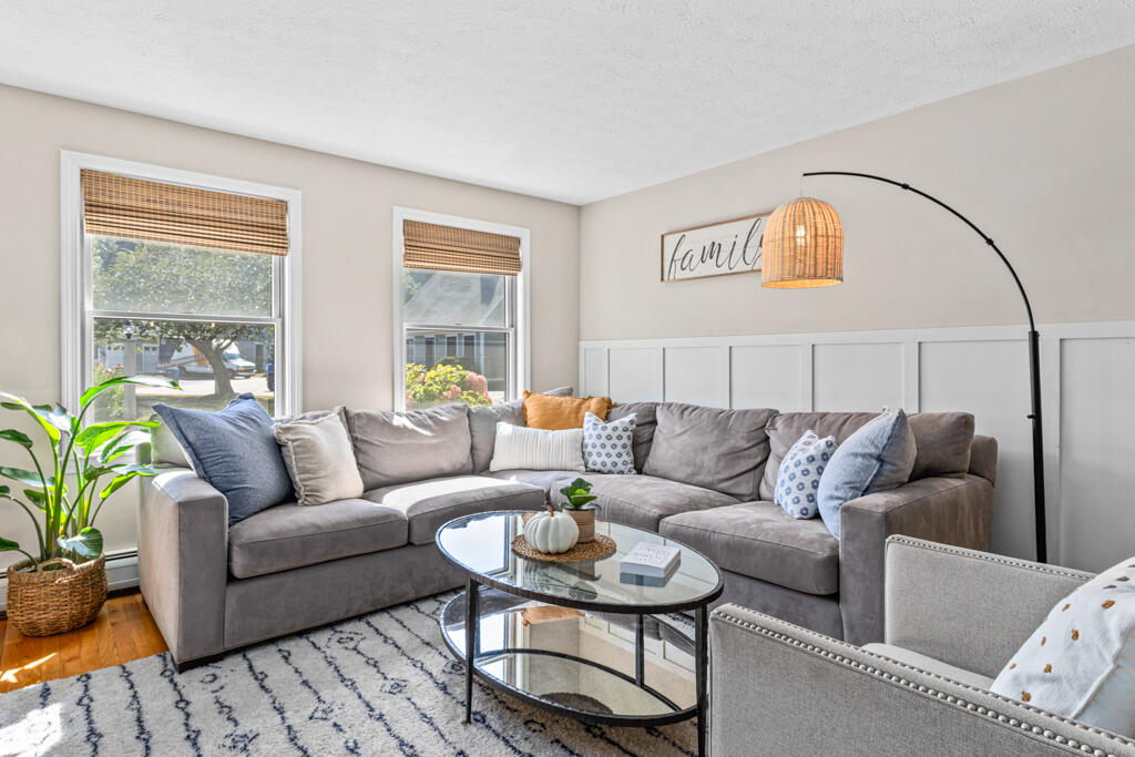 Quaker Ln, Portland, ME 04103