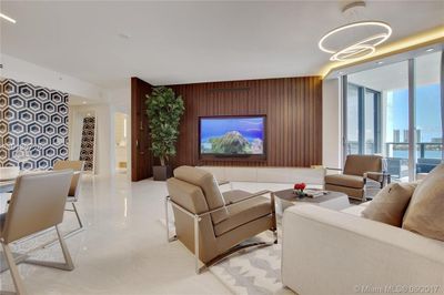 707 - 17301 Biscayne Boulevard, Condo with 2 bedrooms, 2 bathrooms and null parking in North Miami Beach FL | Image 1