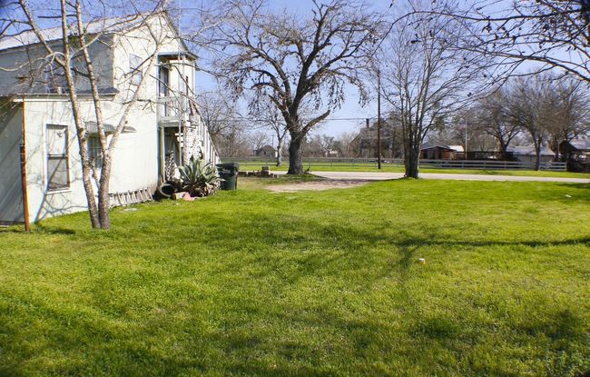 409 N Avenue D, Home with 2 bedrooms, 1 bathrooms and null parking in Waelder TX | Image 15