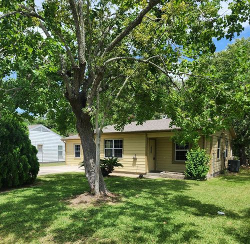 500 Bluebonnet Dr, La Marque, TX, 77568-4412 | Card Image