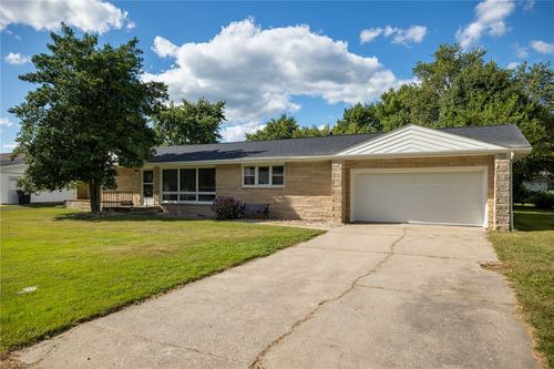 707 Meadows St, Altamont, IL, 62411-1631 | Card Image