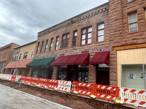 607 N River St, hot springs, SD, 57747-1411 | Card Image