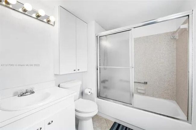 APT-432C - 5300 Ne 24 Th Ter, Condo with 2 bedrooms, 2 bathrooms and null parking in Fort Lauderdale FL | Image 11