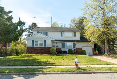 18 Edna Dr, Syosset, NY, 11791-3716 | Card Image