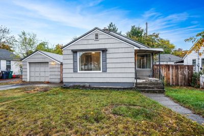 2433 W Walton Ave, Home with 3 bedrooms, 2 bathrooms and null parking in Spokane WA | Image 2