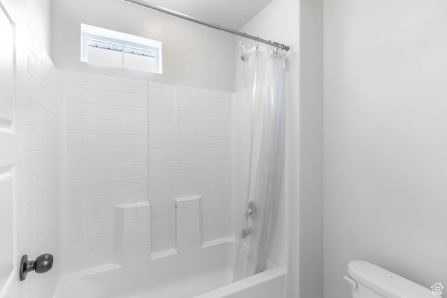 Shared Bathroom | Image 35