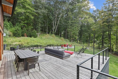 21 Black Spring Rd, Pound Ridge, NY, 10576-1117 | Card Image