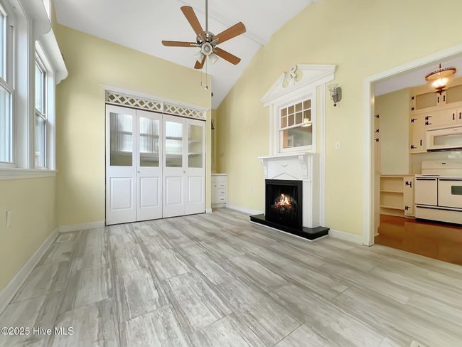 Bright cheery sunroom | Image 4