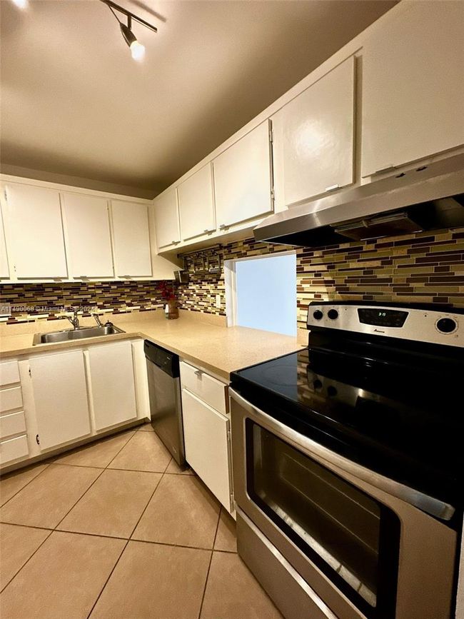 APT-5N - 480 Executive Center Dr, Condo with 2 bedrooms, 2 bathrooms and null parking in West Palm Beach FL | Image 5