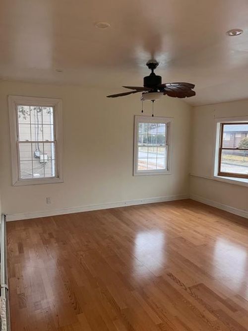 49 E Valley Stream Blvd, Valley Stream, NY, 11580-6322 | Card Image