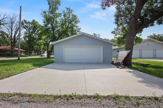 Back Driveway | Image 4