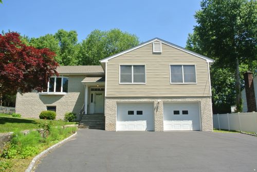 302 Westwood Rd, Stamford, CT, 06902-1423 | Card Image