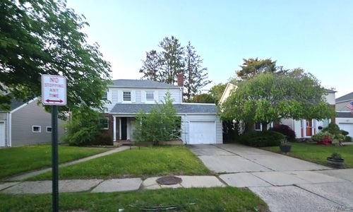 611 Lakeview Ave, Rockville Centre, NY, 11570-3222 | Card Image
