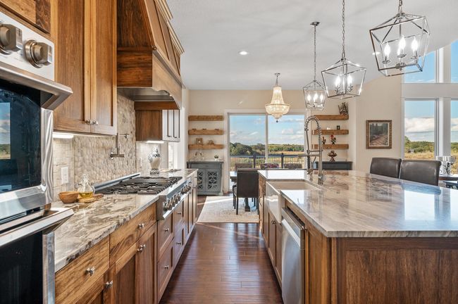 Additional features include a Kinetico Water System. | Image 7
