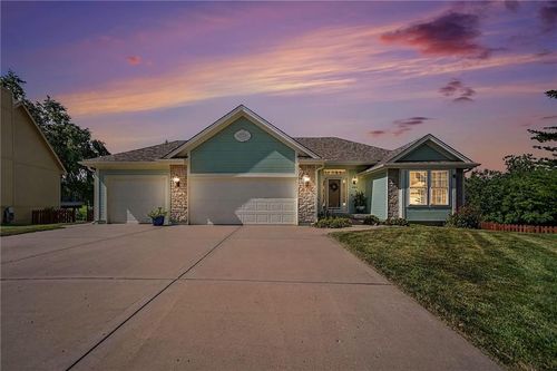 2004 Ne 196th Pl, Smithville, MO, 64089-7802 | Card Image