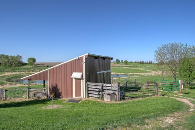 Barn with electric, water hydrant, and 2 stock tanks. | Image 40