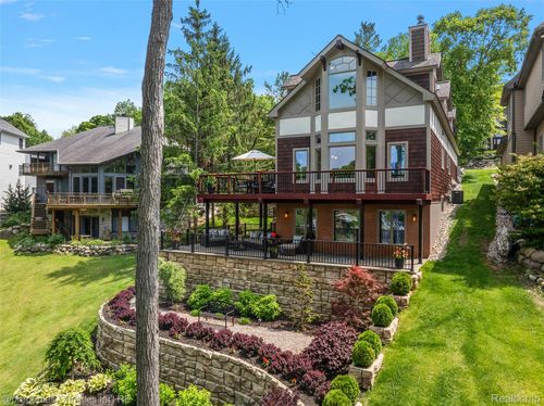 1739 Ridge Rd, White Lake, MI, 48383-1787 | Card Image