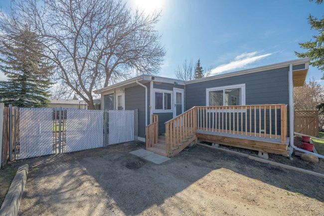 157 Big Springs Drive Se, Home with 3 bedrooms, 1 bathrooms and 2 parking in Airdrie AB | Image 3