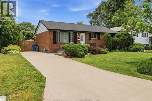 5401 Queen Elizabeth, Windsor, ON, N8T1N2 | Card Image