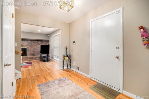 2035 Wickford Ct, Bloomfield Hills, MI, 48304-1088 | Card Image