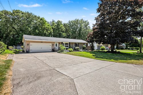 15888 Vinecrest Ave, Spring Lake, MI, 49456-2160 | Card Image