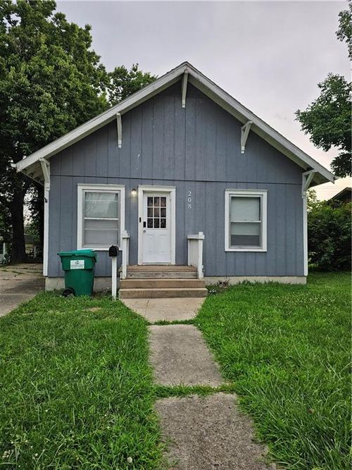 208 Iowa St, Hiawatha, KS, 66434-2523 | Card Image