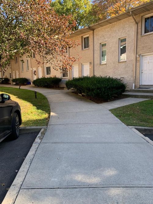 e3-85 N Middletown Rd, Nanuet, NY, 10954-1951 | Card Image