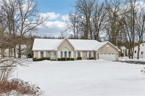 3233 Greentree Cir, New Castle, PA, 16105-1146 | Card Image