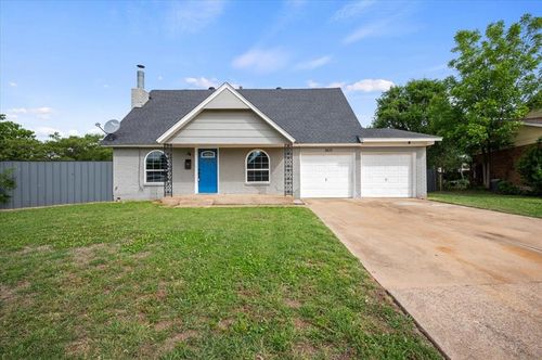 1025 Nw 7th St, Moore, OK, 73160-1803 | Card Image