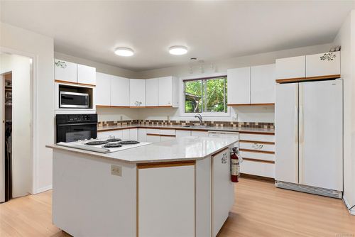 4607 W Saanich Rd, Victoria, BC, V8Z3G7 | Card Image