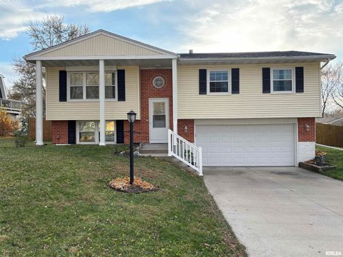 107 Park Lane Cir, Eldridge, IA, 52748-9665 | Card Image