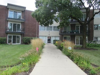 25A - 2800 Maple Avenue, Condo with 1 bedrooms, 1 bathrooms and 1 parking in Downers Grove IL | Image 1