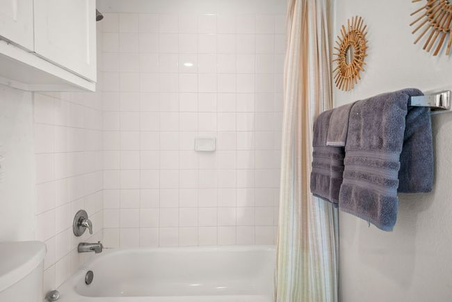 {rimary bath tub/shower combo | Image 17