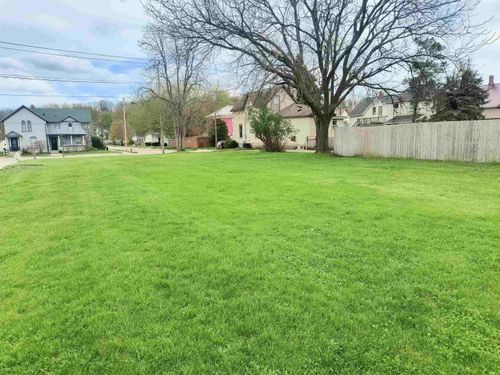 337 Washington St, Decorah, IA, 52101-1833 | Card Image