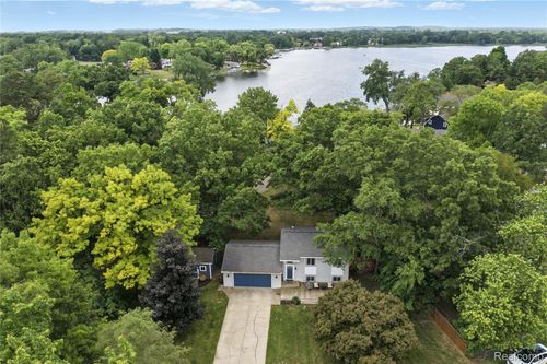 4405 Lamson Dr, Waterford Twp, MI, 48329-1934 | Card Image