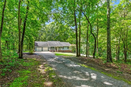 1122 Red Oak Dr, Walnut Cove, NC, 27052-7825 | Card Image