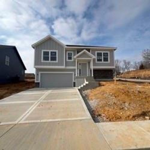 16209 Ryan Cir, Parkville, MO, 64152-8802 | Card Image