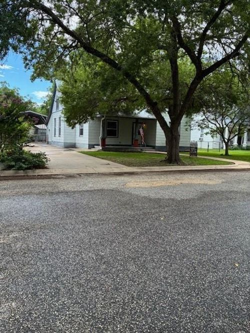 603 Hudgins St, Smithville, TX, 78957-1520 | Card Image