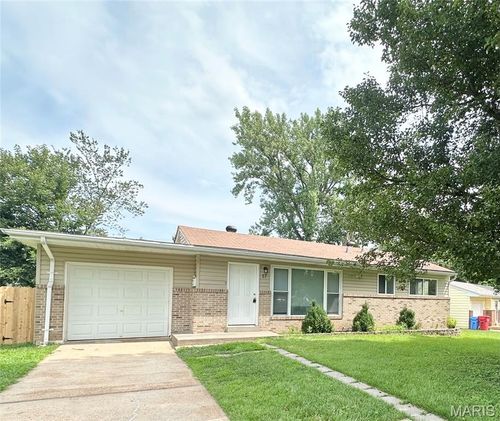17 Montclair Ct, Florissant, MO, 63033-5831 | Card Image