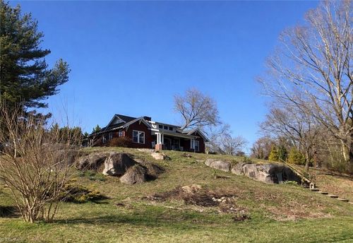 549 E Pine St, Mount Airy, NC, 27030-3927 | Card Image