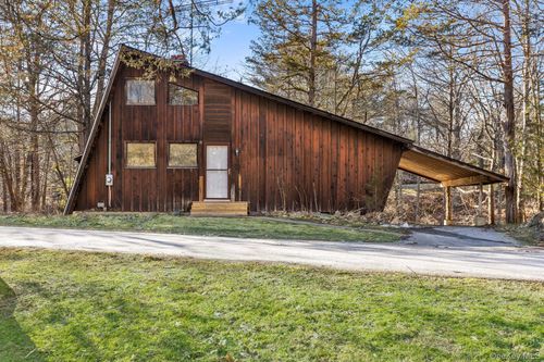 304 Lake Lodge Dr, Pleasant Valley, NY, 12569 | Card Image