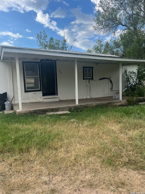 627 E Leona St, Uvalde, TX, 78801-4410 | Card Image