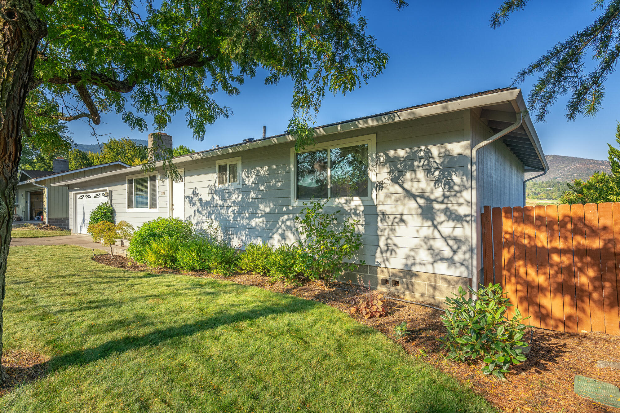 Cambridge St, Ashland, OR 97520